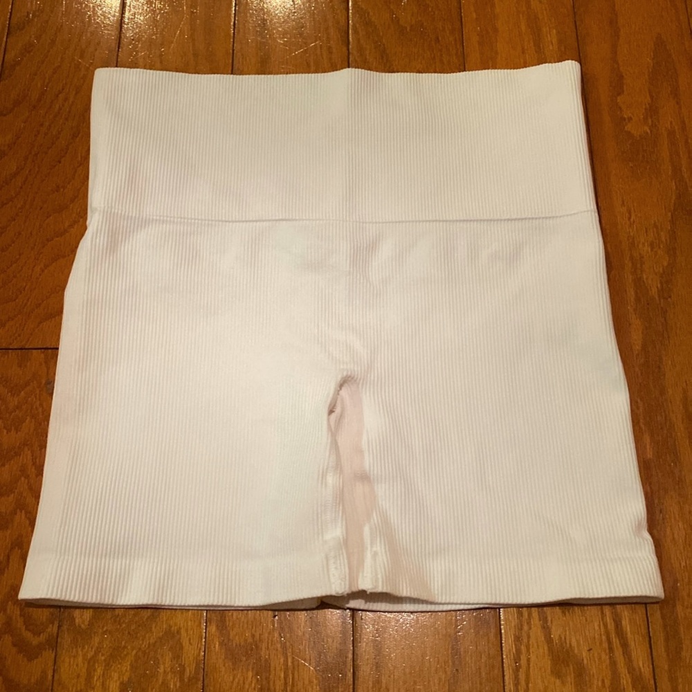 ARITZIA RIBBED BIKER SHORTS